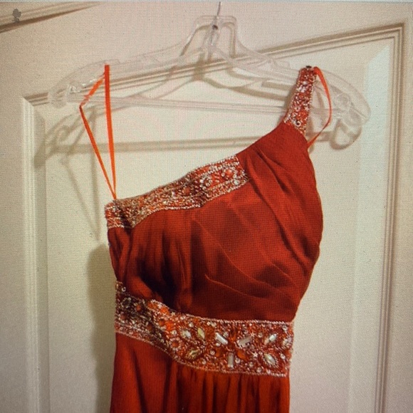 Red Gown - Picture 1 of 3